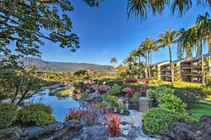 普林斯维尔Hanalei Bay Resort 8234的享有花园的景致。
