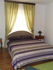 多布拉沃达Guest House del Mare的一间卧室设有一张大床和窗户