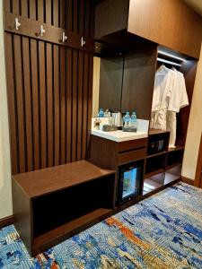 乌兰巴托新西方酒店的客房设有带柜台和镜子的衣柜。