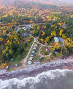 英戈尼什Glenghorm Beach Resort的享有毗邻大海的停车场的空中景致