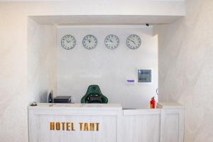 塔什干Hotel Taht的墙上有时钟的房间和酒店帐篷