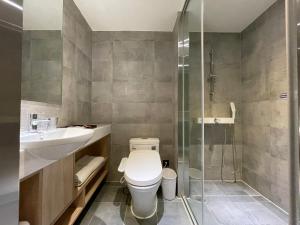 台北N Hotel的浴室配有卫生间、盥洗盆和淋浴。