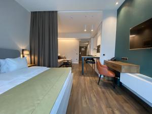 巴库Golden Horn Apart Hotel的配有一张床和一张书桌的酒店客房