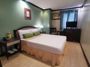 大雅台大雅台乡村酒店的一间卧室配有一张大床和电视