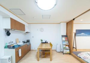 HOSTEL PAQ tokushima的厨房或小厨房