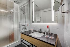多特蒙德IntercityHotel Dortmund的一间带水槽和淋浴的浴室