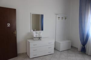 圣古利亚Casa Giulia的一间带白色梳妆台和镜子的浴室