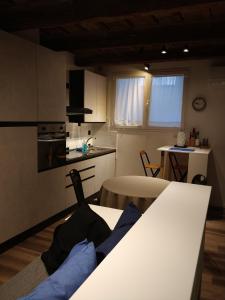 耶西Isi GuestHouse 29的一个带桌子和台面的小厨房