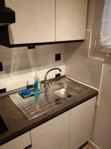 耶西Isi GuestHouse 29的厨房配有水槽和台面
