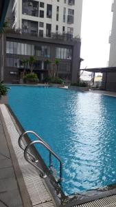 胡志明市ĐồiSao Homestay的大楼里的一个大型蓝色游泳池
