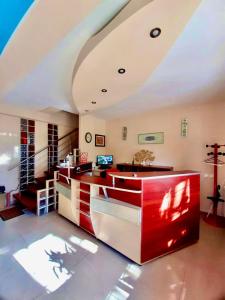 马马亚Vila Miluna的一间带红色柜台和楼梯的客厅