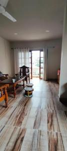 因帕尔John's Home Stay, Imphal, Manipur的客房铺有木地板,配有台球桌