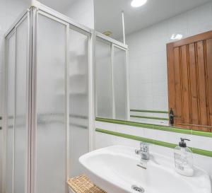 拉海瑞德拉Blue Charme的白色的浴室设有水槽和淋浴。