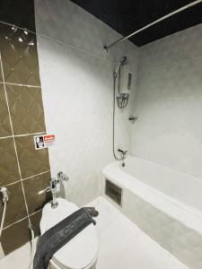 勿洞Garden View Betong Hotel的一间带卫生间和浴缸的浴室