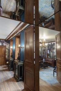 奥比松Hôtel de Colbert的客厅拥有蓝色的墙壁和木门