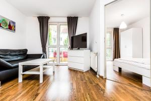 科隆科隆城市公寓的带沙发、电视和桌子的客厅
