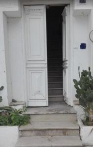 哈马马特la maison de l'architecte的白色房子的白色门,有楼梯