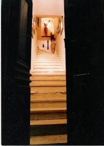 哈马马特la maison de l'architecte的走廊上设有楼梯,通往客房