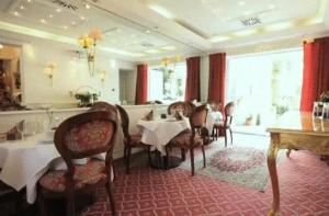 汉堡汉堡大街酒店的一间带桌椅的用餐室和一间餐厅