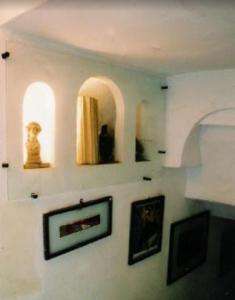 哈马马特la maison de l'architecte的墙上有照片的房间