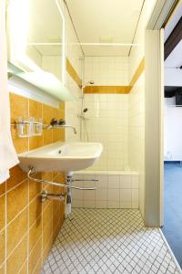 阿尔特施泰滕Hotel Untertor - 24H Self Check-in的浴室配有盥洗盆和浴缸。