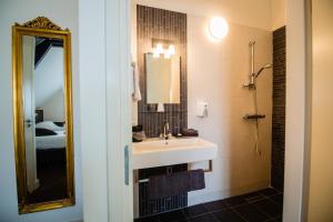 OttersumHotel de Reiziger的一间带水槽和镜子的浴室