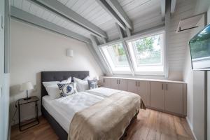 青斯特Domizil am Ostseewald - Haus Zaunwinde的一间带一张大床的卧室,位于带窗户的房间内