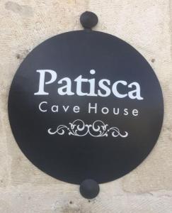 于尔居普patisca cave house in cappadocia的建筑物内洞穴房屋的标志