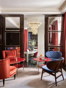 维罗纳Vista Palazzo的客厅配有红色和蓝色的家具和吊灯。