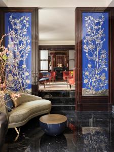 维罗纳Vista Palazzo的客厅拥有蓝色的墙壁和沙发