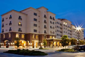 巴吞鲁日Sonesta ES Suites Baton Rouge University at Southgate的夜间酒店 ⁇ 染