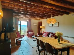 LladursCasa Serra de Dalt的客厅配有桌子和沙发