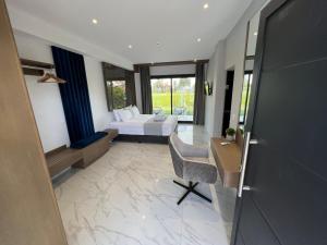 佩科霍里V luxury Suites的酒店客房配有一张床、一张书桌和一张书桌。
