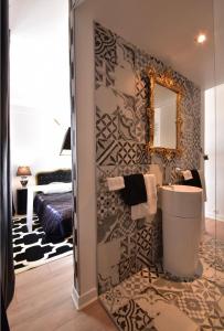 昂热Endroit Cosy的浴室设有水槽和墙上的镜子