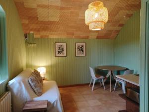 LladursCasa Serra de Dalt的客厅配有沙发和桌子
