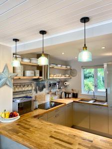 南塞尔尼Herons Hideout的厨房配有不锈钢用具和木制台面