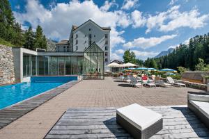 锡尔斯玛丽亚Arenas Resort Schweizerhof的一座带游泳池和度假村的酒店
