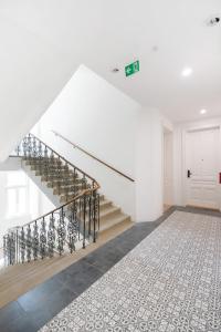 维也纳Sophienne Apartments的白色的走廊,有楼梯,地毯