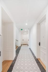 维也纳Sophienne Apartments的空的走廊,有白色的墙壁和白色的门
