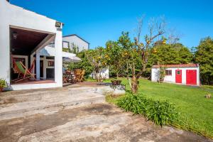 BiscoitosQuinta dos Reis的一座带庭院和橘子树的房子