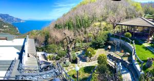 圣安吉洛维塔纳别墅酒店的花园空中景观,带滑梯