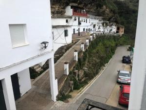 塞特尼尔casa Encarni, balcon de las cuevas的从阳台可欣赏到街道景色