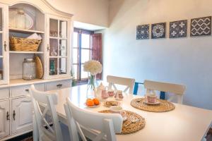 EreseCASA DE ITA的厨房配有白色的桌椅和桌子