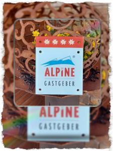 东蒂罗尔地区马特赖Haus Wibmer的高山过山巧克力蛋糕的标志