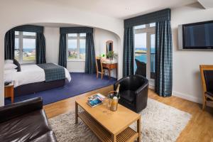 纽基新码头大西洋酒店的酒店客房设有床和客厅。