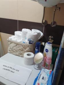 雅戈丁那Apartman,, Nina ,,的浴室柜台配有一篮卫生纸和镜子