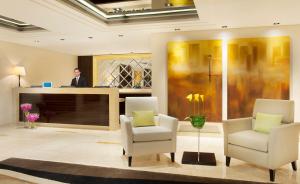迪拜达玛克梅森运河景公寓式酒店的站在大厅讲台上的人