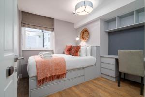 伦敦37 Doughty Street的一间卧室配有一张床、一张书桌和一个窗户。