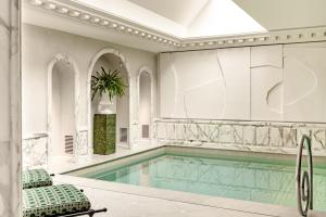 巴黎圣詹姆斯酒店的一个带两把椅子的游泳池和一个游泳池