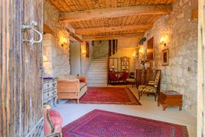 阿维尼翁Bastide de Bellegarde的客厅配有家具和石墙